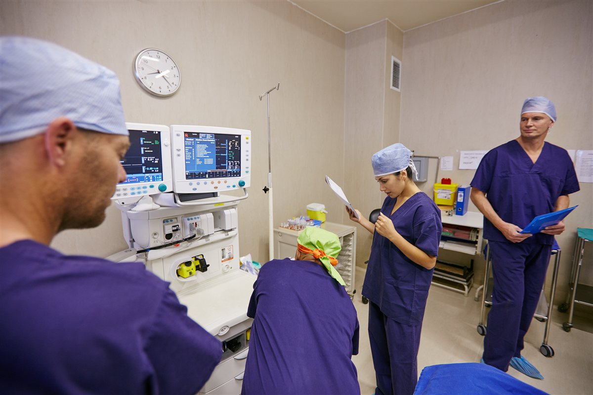 Préparation aux interventions — bloc opératoire avec équipe médicale — VMOOV